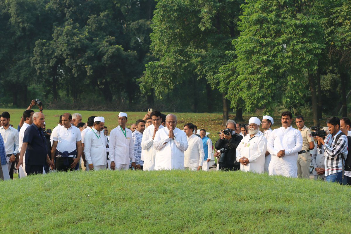 NSUIWestBengal's tweet photo. The newly-elected President of the Indian National Congress, Shri @kharge ji, before the swearing-in ceremony, paid homage to the first Prime Minister of the country, Pt. Jawaharlal Nehru, before taking oath and took a pledge to strengthen democracy.

#CongressPresidentKharge https://t.co/TCqAVofLF0