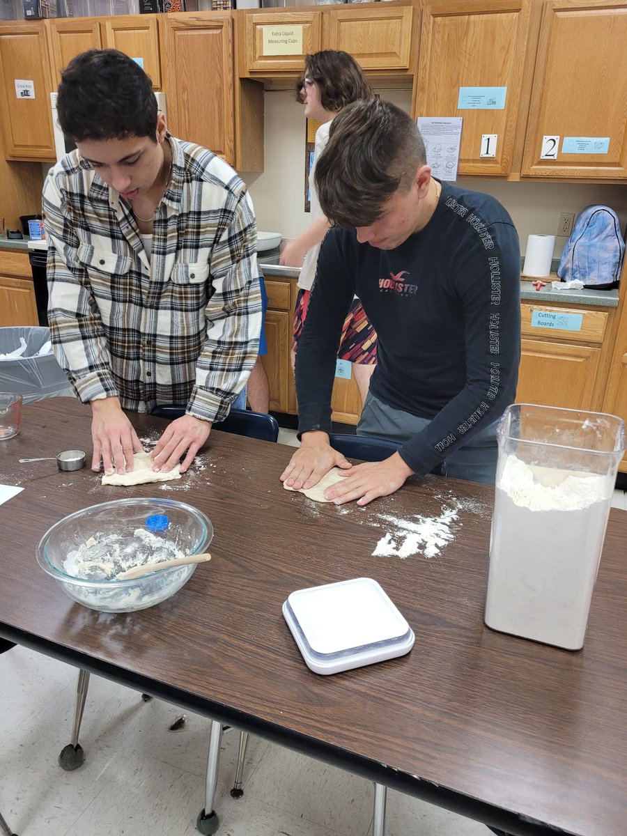 MercyrossRoss's tweet photo. Learning to work with yeast dough, students made personal sized pizza's!#FCSsuccess #PAFCS https://t.co/246kRmFg1U