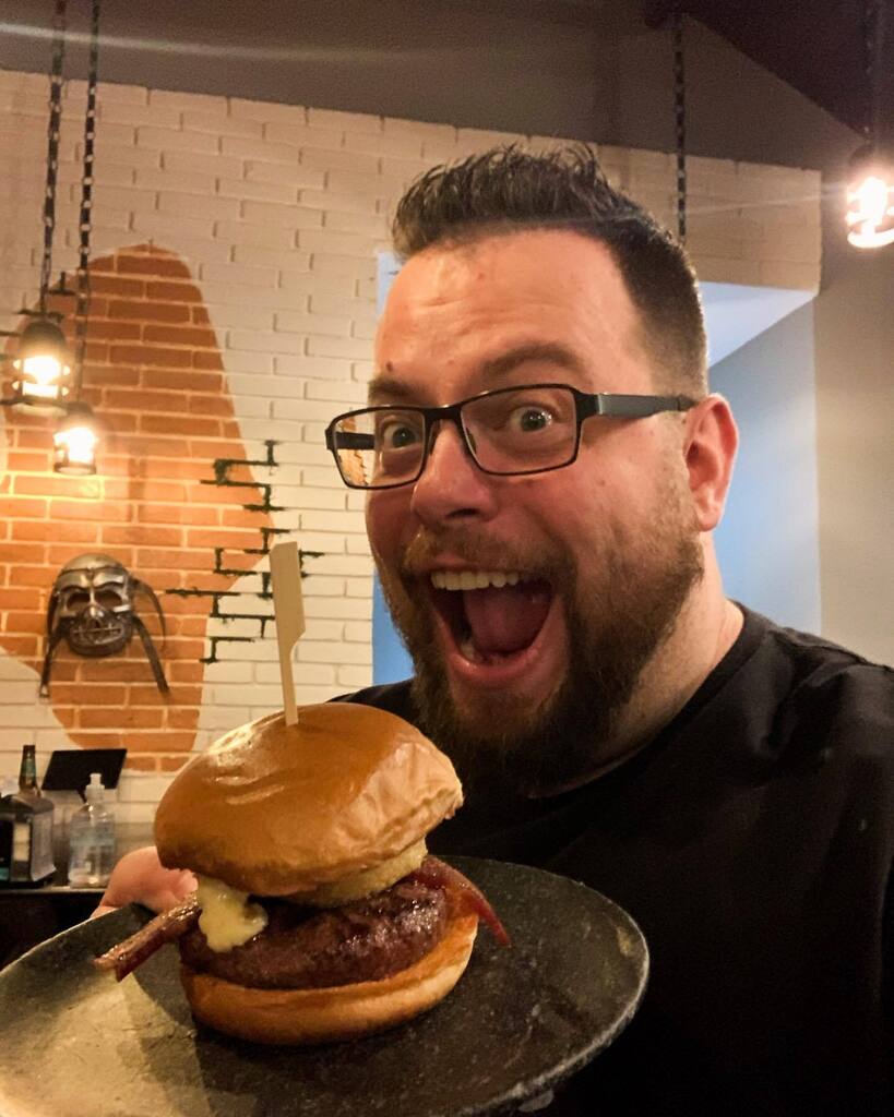 TatoTarcan's tweet photo. Finalmente pude prestigiar o querido @cancerjack e provar o fantástico Rei Carlos Magno no @sevenkingsburger! Pqp que sanduíche FODA!!!! https://t.co/lsf8l0RheE https://t.co/6oq7tenN79