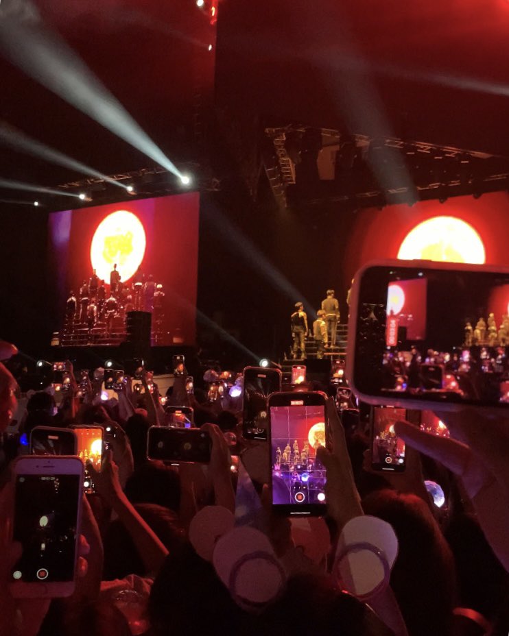 kkakkameori's tweet photo. hi to future VIP standing peeps… please if you’re taking a video or picture, make sure na eye level lang yung phone + lightstick or any banner. be atleast considerate to the people at your back lalo na ang laki ng pit ngayon. ayaw natin ng ganitong view diba? https://t.co/8xDQX5WbBq