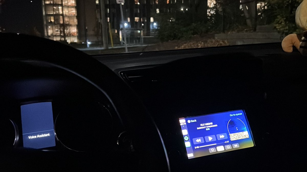 wallacelkl's tweet photo. Who needs therapy when you can just sit in the car after a long day. https://t.co/Lv5Ny0sqeg