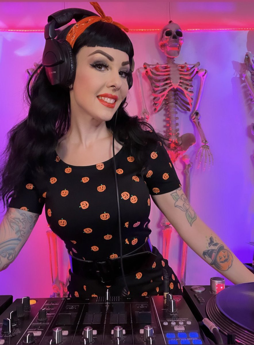 evilyn_13's tweet photo. Time to get TURNT! Join me on @Twitch for an all vinyl DJ stream! https://t.co/r1DNsdu16D πΆ #TwitchTuesday #TurntTuesday #records #Retro https://t.co/nOOlprlIlS
