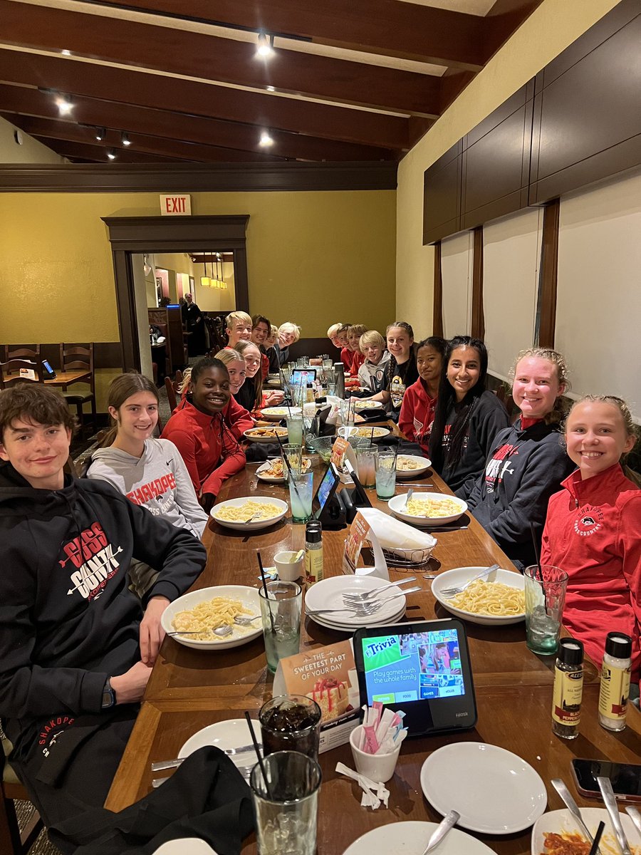 ShakopeeCC's tweet photo. Our section athletes enjoying their well-deserved pasta dinner after the Section Meet today! #eatpastarunfasta #alfredoisourfavorite https://t.co/fbmEyJIR36