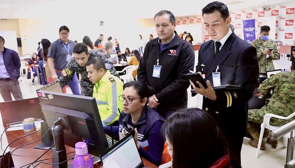 Riesgos_Ec's tweet photo. Un trabajo importante desarrolló el personal de las salas de situación y monitoreo cantonales, provinciales y nacional de los COE, durante el #SimulacroTsunamiEc. Son quienes gestionaron la información y elaboraron los productos para la toma de decisiones. 

#GestiónDeRiesgosEc https://t.co/py453Yz0cz