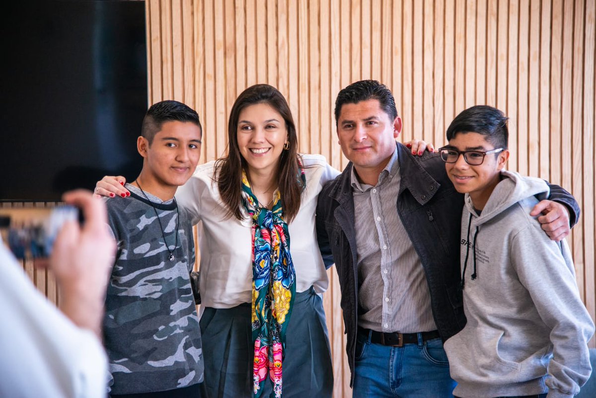 @ProfeSergioJulio, estudiantes <a href="/GiovanniSoto/">Giovanni Soto</a> y @FranciscoCastillo del @LiceoManuelBlancoEncalada de <a href="/CalderaMuni/">Municipalidad de Caldera</a> con @ministraCiencias @SilviaDiazAcosta
Gracias totales
<a href="/sebaVergara/">Seba Vergara</a>