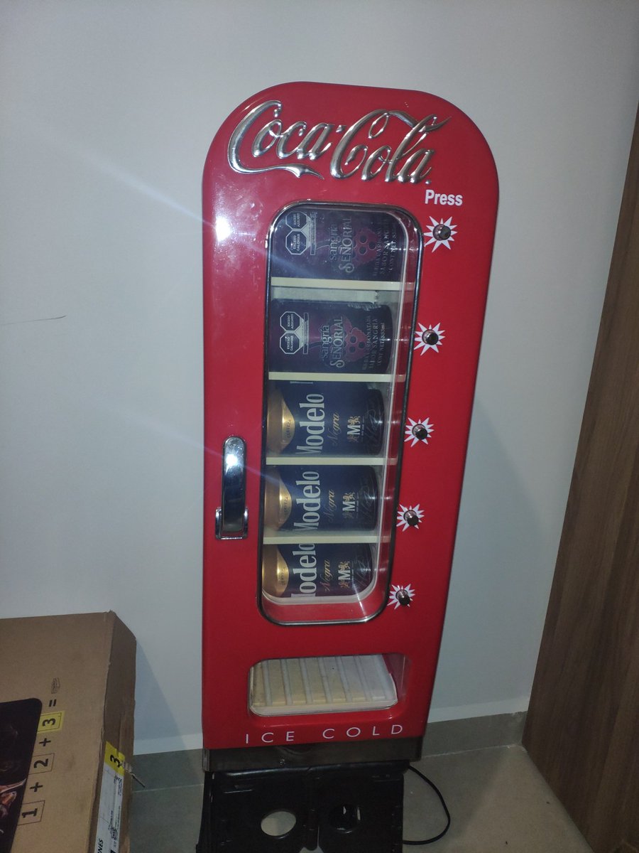 el_saiko_'s tweet photo. @FEMSA Me gustaría poder llenar mi refri de cocas pero ya no encuentra uno latas de 355 chaparritas y gorditas, solo flacas y altas.
Creo que se vería muy bien con latas de @PepsiCoMex https://t.co/8iRFyDHlAg