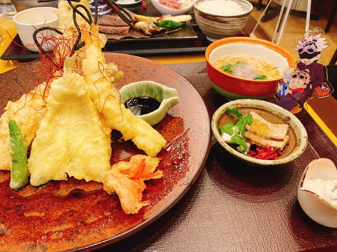 君のデカい天丼御膳、朝ごはん抜いてきたのに、苦しいくらいボリュームがある… 