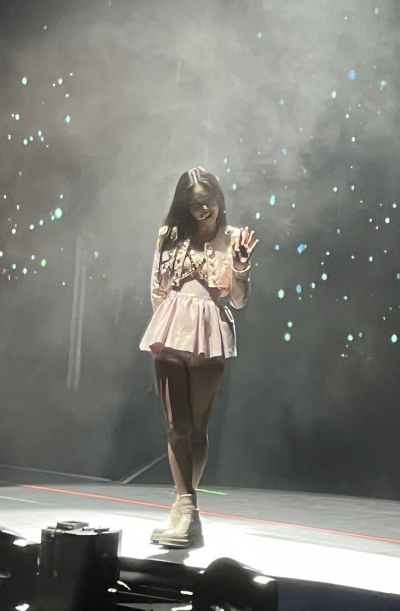 kimjenniepics's tweet photo. how is she real https://t.co/uT4VRyEjxv