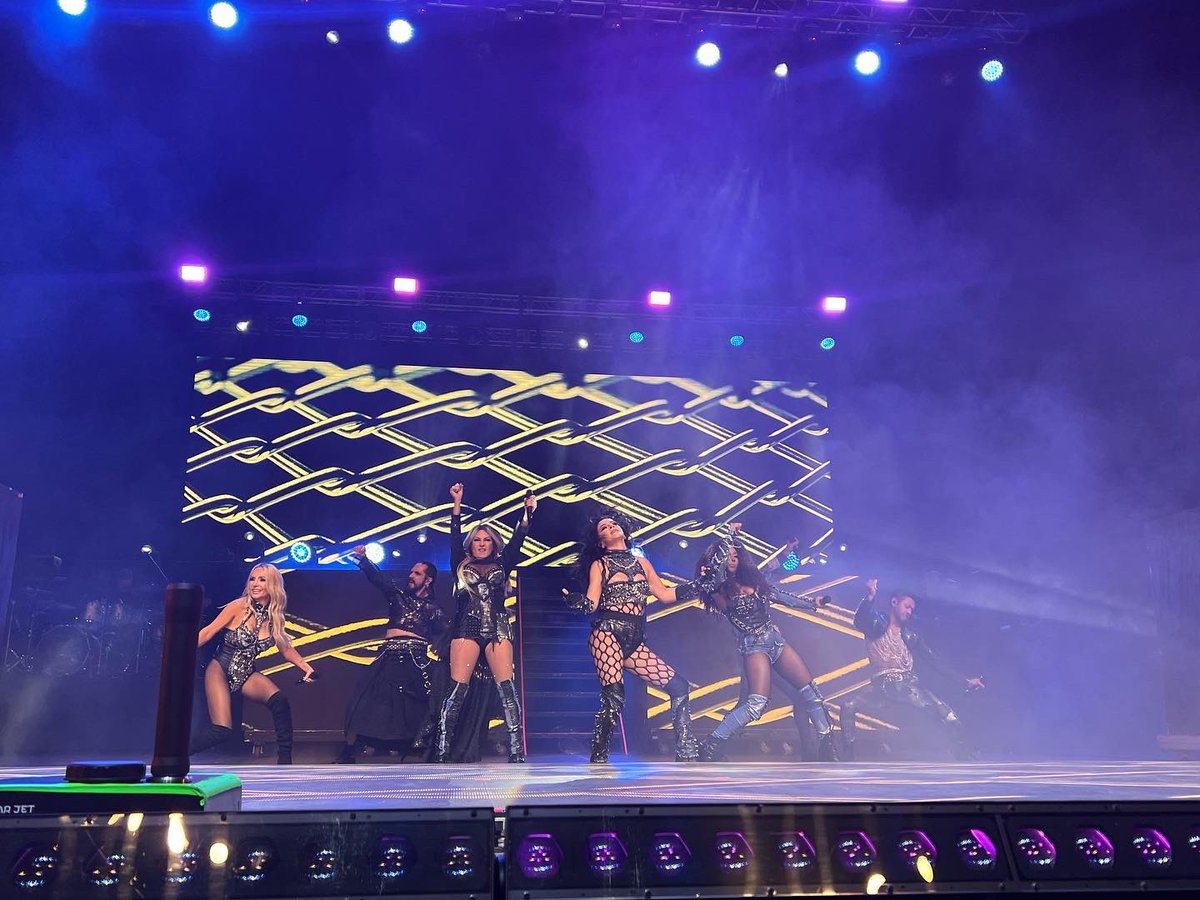 seitrack's tweet photo. Empieza una noche increíble junto a @ov7oficial Esto es #LoveColada ❤️🤟🏽🎤 #OV7TreintaAños https://t.co/wEInqnZTjU