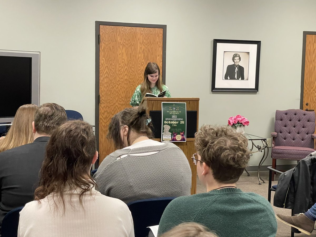 DeltaStateWC's tweet image. Tonight, some of our amazing tutors and honorary tutors read their creative work at the DA literary journal release party. We are so proud of them! If you are working on a creative piece, bring it to the Writing Center! We would love to help you with your writing craft! 💚