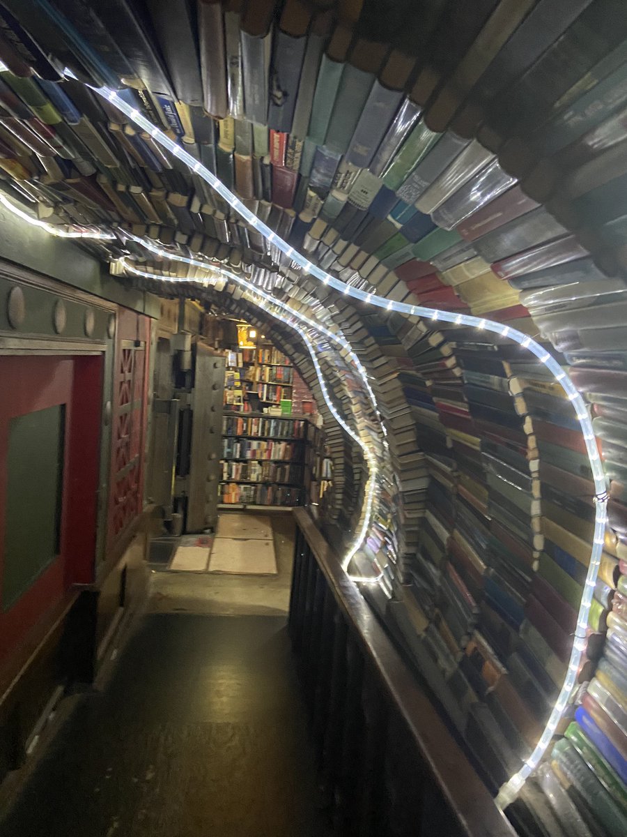 weasleysb1tch's tweet photo. U GUYS LOOK AT THE BOOKSTORE I WAS AT https://t.co/JlmnBnXB93