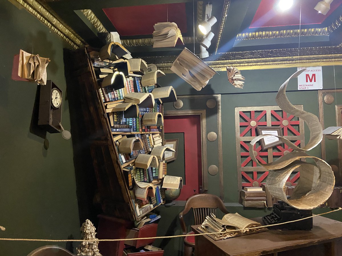 weasleysb1tch's tweet photo. U GUYS LOOK AT THE BOOKSTORE I WAS AT https://t.co/JlmnBnXB93