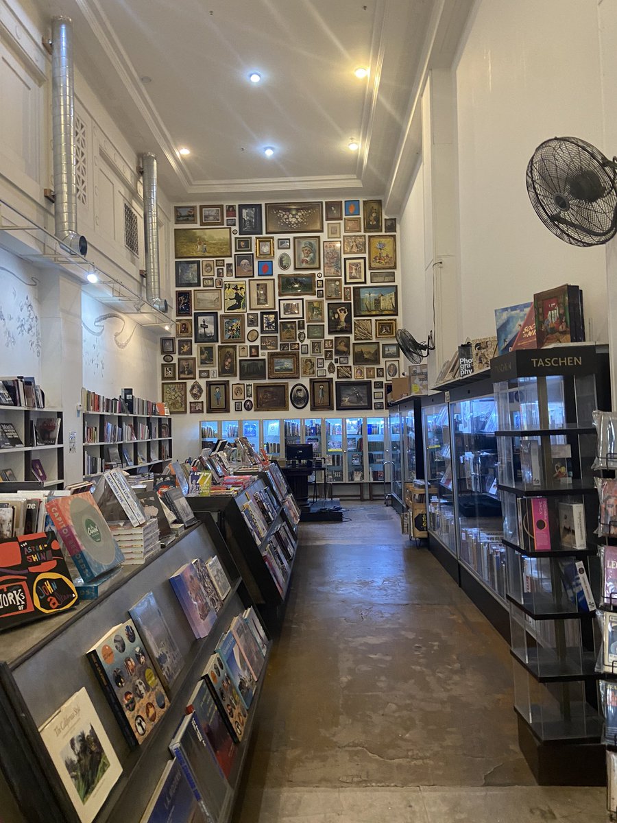 weasleysb1tch's tweet photo. U GUYS LOOK AT THE BOOKSTORE I WAS AT https://t.co/JlmnBnXB93