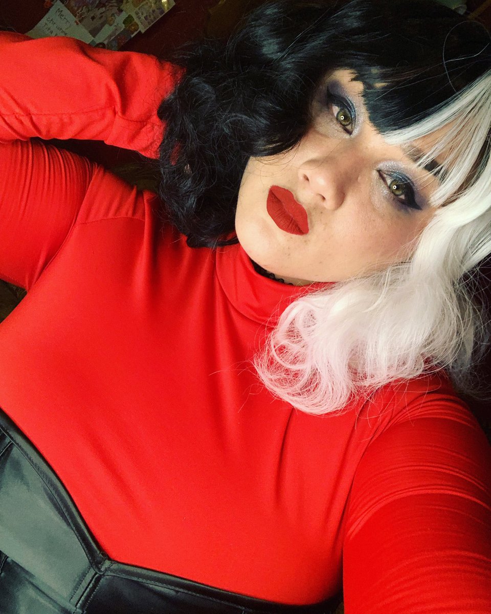 daku_bara's tweet photo. Day 13 of Dress Up October! We get Cruella DeVil! Going Live on Twitch! https://t.co/0EJQj3Afm8 #cosplay #cosplaystreamer #gamergirl #twitchstreamer #varietygamer #thicccosplayer #disneyvillain #villains #disney #dakucosplays #dakuscloset #spookygirk #altgirl #gothgirl https://t.co/xW0OOVn2mG