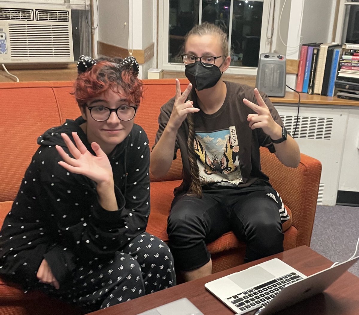 reneehobbs's tweet photo. Creating and collaborating: @universityofri grad students in action #COM520 https://t.co/TP2s6KH2zb
