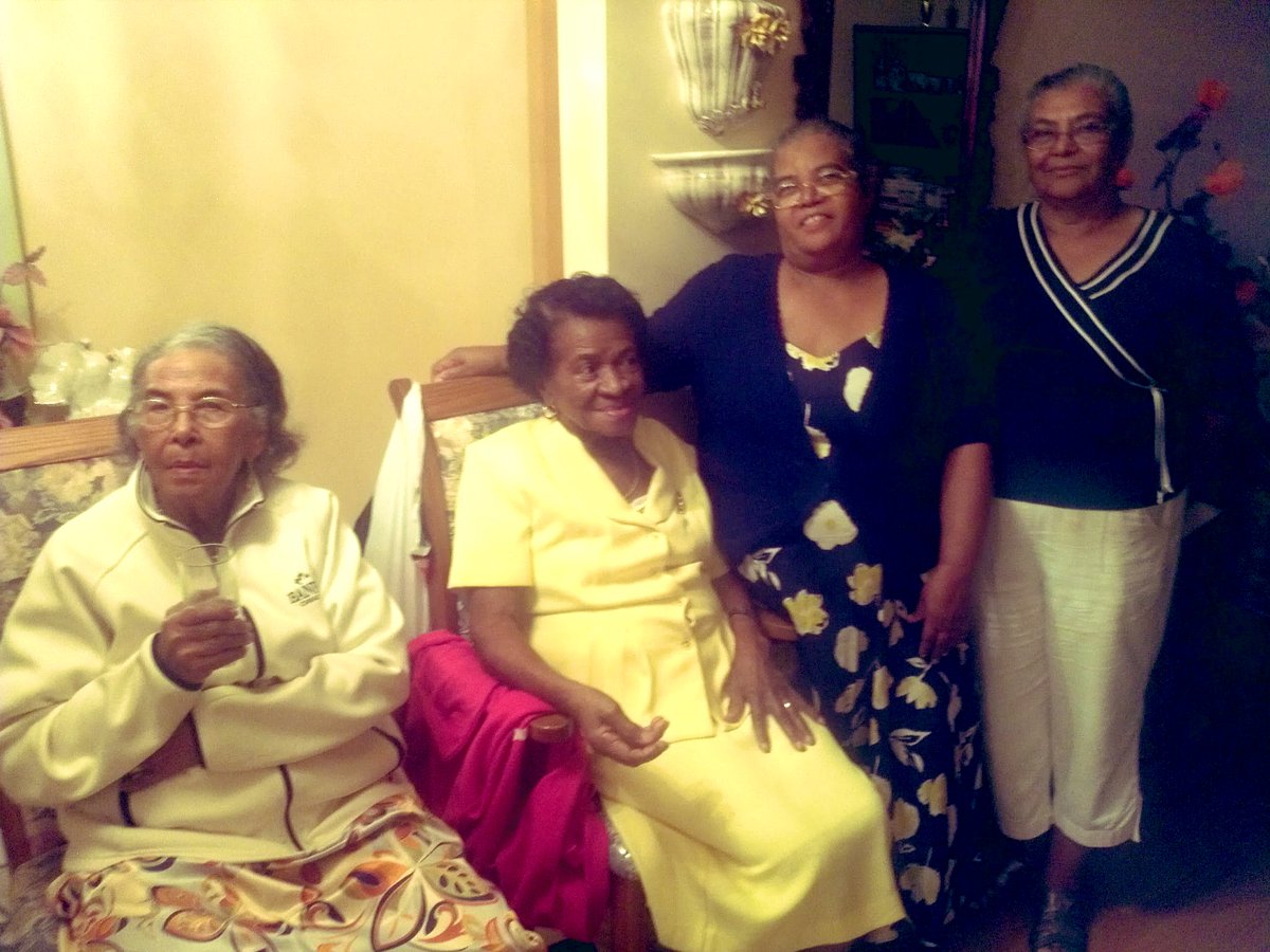 VoteJennJones's tweet photo. Last time I had both my grandmothers together, in 2012. They’ve both passed now, respectively in 2021 &amp; 2018 (standing are my mom and auntie). I miss them both dearly. À bientôt Gran 🕊 https://t.co/BM3jInu5wf
