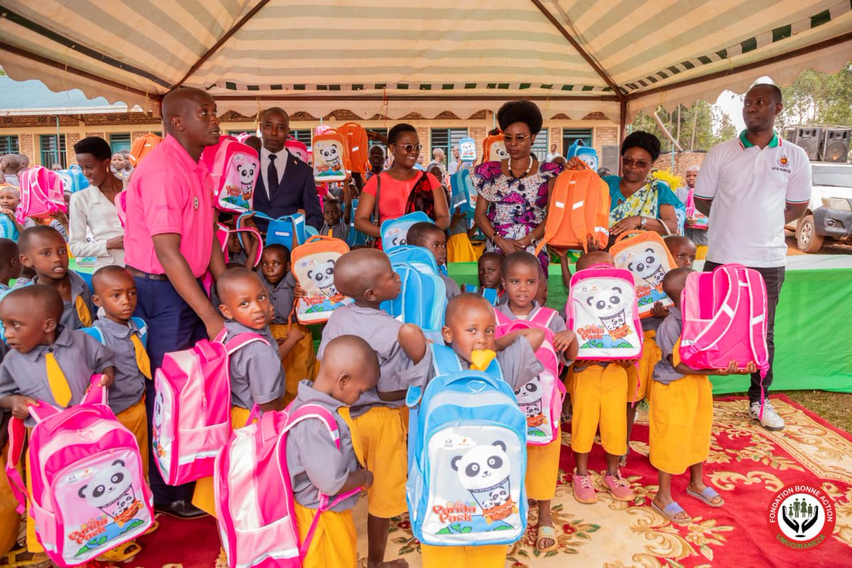 action_bonne's tweet photo. #Burundi:Après ces activités, SE la Première Dame a poursuivi la campagne de distribution du kit scolaire dénommée "Panda Pack" à l'école Asante de Ngozi. Les responsables de cet établissement Scolaire ont remercié la @Burundi1stLady pour ce don de matériel scolaire. https://t.co/3VBOxYgv6Z