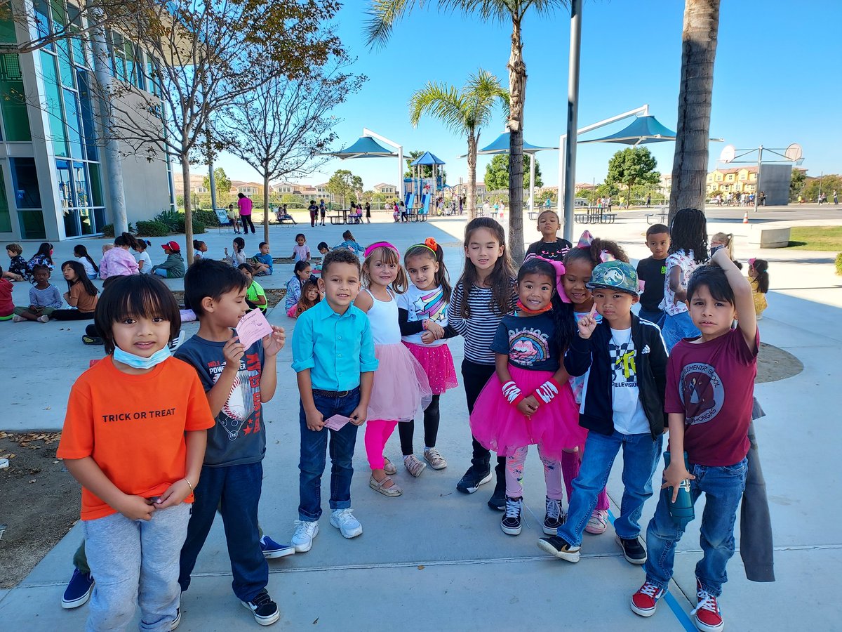 MuraokaCVESD's tweet photo. Day 2 of Red Ribbon Week! Momongas pledge to live a Bright Life without Drugs! 80s Spirit Day! https://t.co/zqbXq5KALX