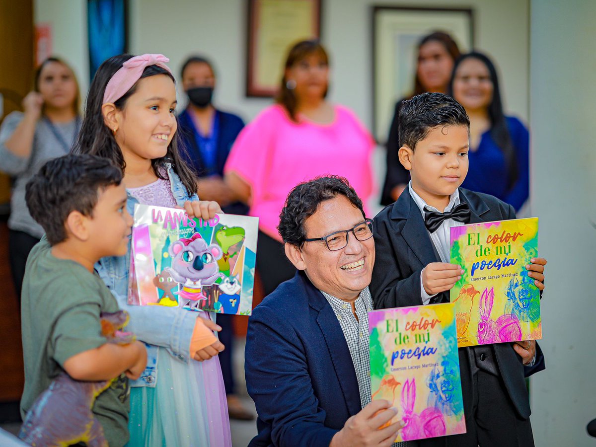 JMauricioPineda's tweet photo. Hoy Natalia y Emerson, alegraron a mi corazón y me llenaron de mucha esperanza, ambos con 8 añitos ya han escrito su primer libro: La amistad y los amigos y El color de mi poesía, respectivamente. Por otro lado, José Óscar me enseñó todo sobre dinosaurios.
@AACCELSAL https://t.co/7wTgscoJ42