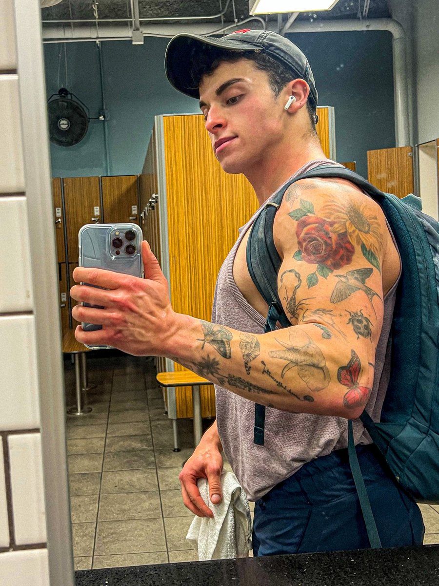 tytyxalt's tweet photo. gym pumps make me horny https://t.co/k0wjEfHN6B