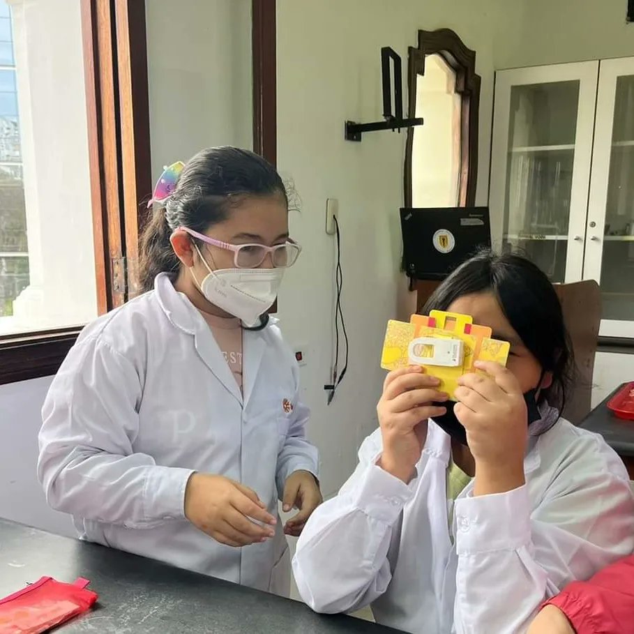 rfas_upch's tweet photo. #RFASWorkshops | Vivimos una divertida mañana en el workshop "Misterios del Cerebro" dirigido por la Dra. Cristina Guerra a nuestras #niñasRFAS 👧🏻. 
Juntas compartimos el juego de las ilusiones ópticas para tratar de entender cómo nuestro cerebro percibe la realidad del mundo 🌎 https://t.co/xbWAGNQzu0