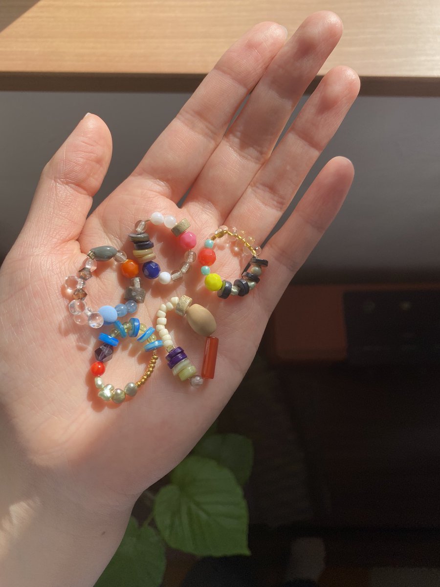 _Fupnd_'s tweet photo. わたしが作ってるアクセサリー
色や形がバリエーション豊富なビーズに、不規則で違和感のあるバランスが特徴的かなと🧠💭良いものを身に付けるとモチベーションがあがるのは世界共通🦋私はあなただけの魅力を引き立てるアイテムを作ってみます⚡️⚡️ https://t.co/EDPYDuElMq