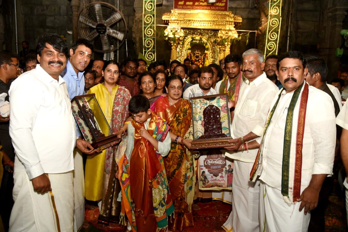 BiyyapuMadhu's tweet photo. సూర్యగ్రహణం సందర్భంగా శ్రీకాళహస్తీశ్వర స్వామి వారి గ్రహణకాల అభిషేక సేవలో పాల్గొన్న గౌరవ మంత్రివర్యులు @peddireddyysrcp గారు మరియు వారి కుటుంబ సభ్యులు. https://t.co/LJBBqKvuuJ
