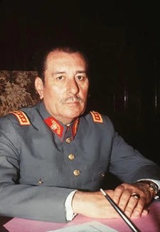 fotohistoriacl's tweet photo. Los últimos 2 comandantes el jefe del ejército que no fueron procesados por la justicia fueron asesinados por la ultraderecha: René Schenider (un día como hoy), y Carlos Prats. https://t.co/TlGmBsJphE