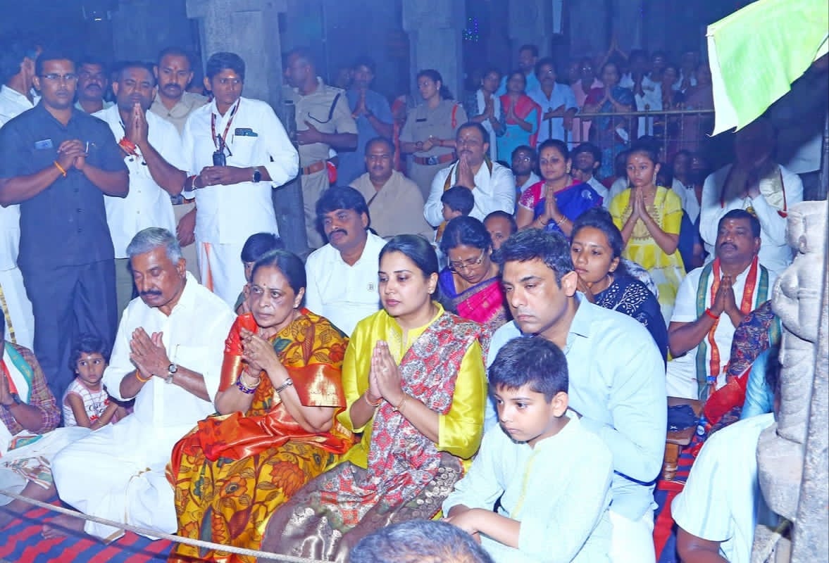 BiyyapuMadhu's tweet photo. సూర్యగ్రహణం సందర్భంగా శ్రీకాళహస్తీశ్వర స్వామి వారి గ్రహణకాల అభిషేక సేవలో పాల్గొన్న గౌరవ మంత్రివర్యులు @peddireddyysrcp గారు మరియు వారి కుటుంబ సభ్యులు. https://t.co/LJBBqKvuuJ