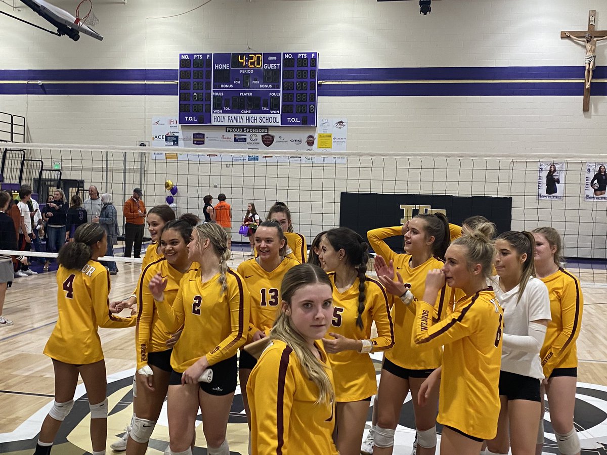 Wizardvball's tweet photo. Wizards🏐 beat the HF Tigers and win the NCAA League! #hardworkpaysoff #teamwork #believe #leaguechamps @wizardprincipal @gtribsports @CHSAA @CHSCA @coloradopreps https://t.co/n5l84xxgzE