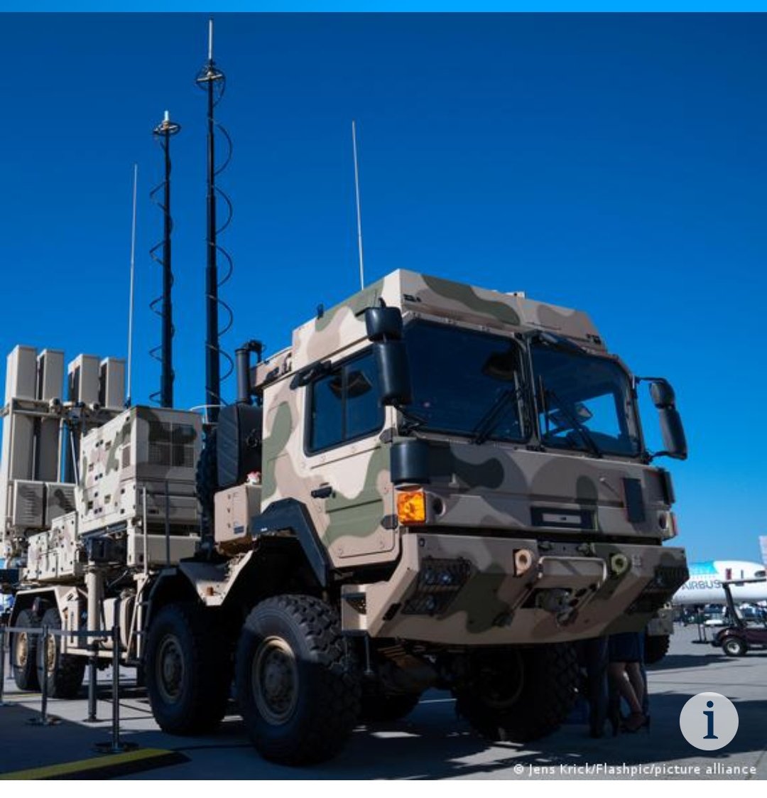 ludingomez777's tweet photo. #Alemania entrega sistema de defensa aérea
TSLM a #Ucrania. La ministra de Defensa alemana, Christine Lambrecht, dijo que los ataques con misiles rusos contra los centros de población han sido letales .Los #TSLM son escudos aéreos que pueden defender de misiles toda una ciudad. https://t.co/DvZqYd9Vpk