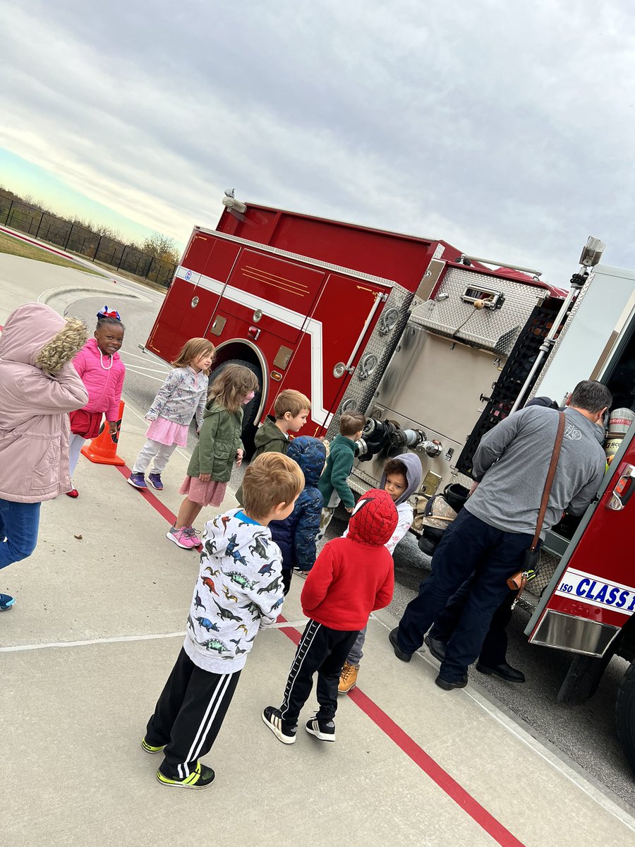 jennhulledu's tweet photo. Thank you, @LenexaFire for the great visit and important lesson on fire safety! #earlyedsmsd @LHLionsSMSD https://t.co/ZmBj7lMja1