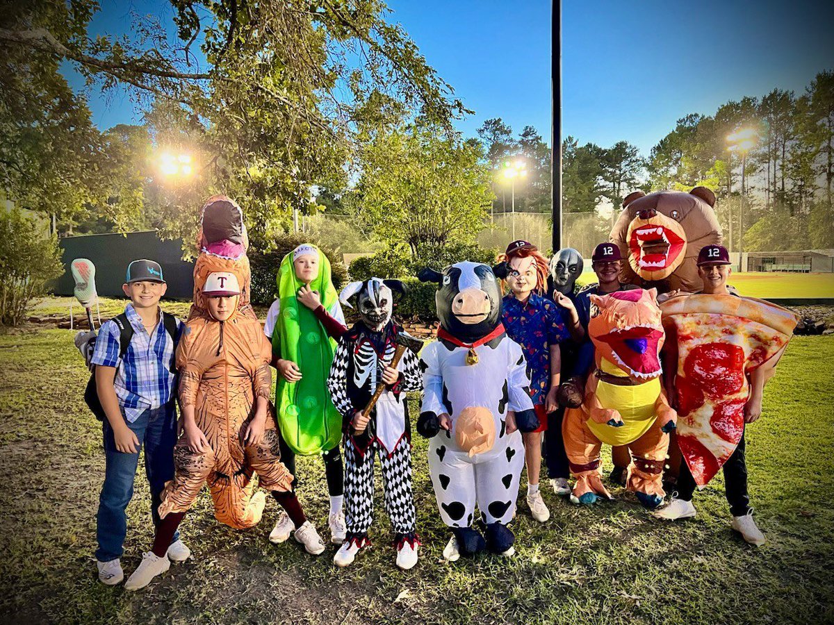 TwelveBaseball's tweet photo. Practice attire for the 13u Maroon ⚾️ squad in The Woodlands tonight was... different for some reason. Not official @NB_Baseball gear but…
🤷🏻‍♂️🎃 #TwelveLife https://t.co/m9KS9ABlZ0