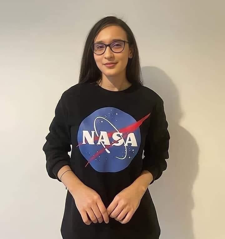 AlghrbtAsrar's tweet image. شيماء مريني أول مهندسة طيران ميكانيكية مغربية بوكالة ناسا الفضائية..أصغر عضو بهاذ الوكالة بعمر لا يتجاوز 25 سنة ..قرات فالمغرب و فالمدرسة العمومية ..من أسرة متوسطة الحال ..جابت العز لأسرتها و رفعات الراية المغربية بهاذ الوكالة بقرايتها واجتهادها و أخلاقها وحبها للوطن 🇲🇦🇲🇦