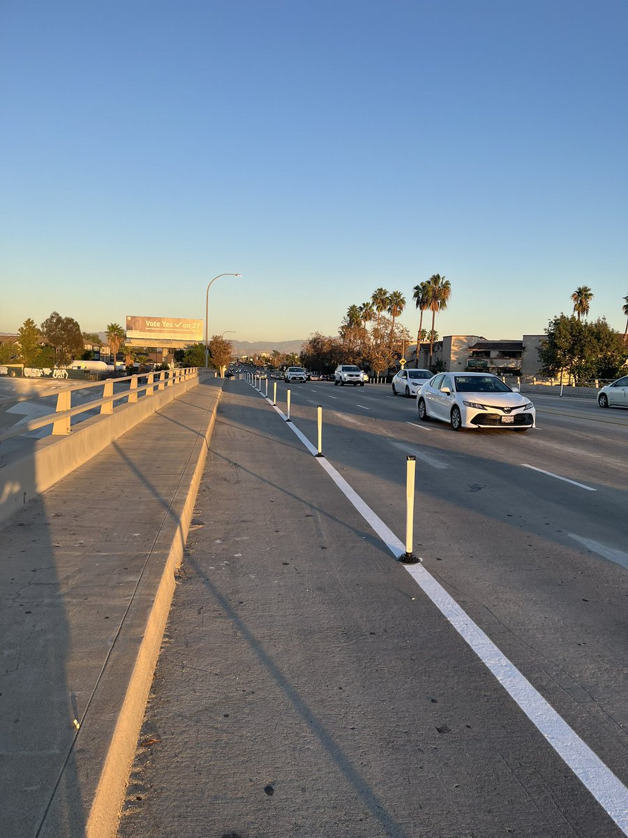 McNeillJBK's tweet photo. A separated bike lane was installed on 17th street for detouring bikes. I can only hope that it is kept and extended further down the street after the detour is no longer needed! https://t.co/dJWyDGACcl