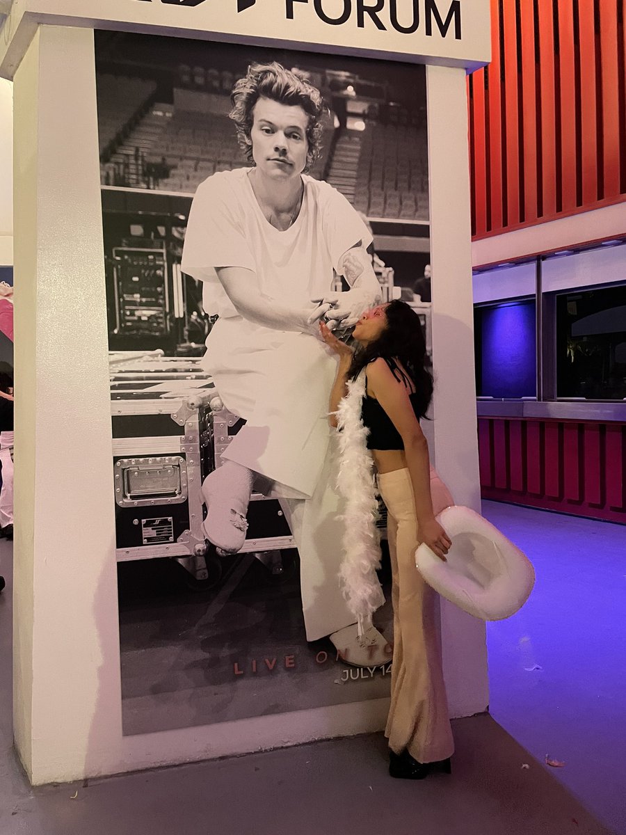 emxrse's tweet photo. waited two years for this moment.
i love you with all my being @Harry_Styles 💟
#HarrysHouse #LAnight2 https://t.co/gKhg71mo7U