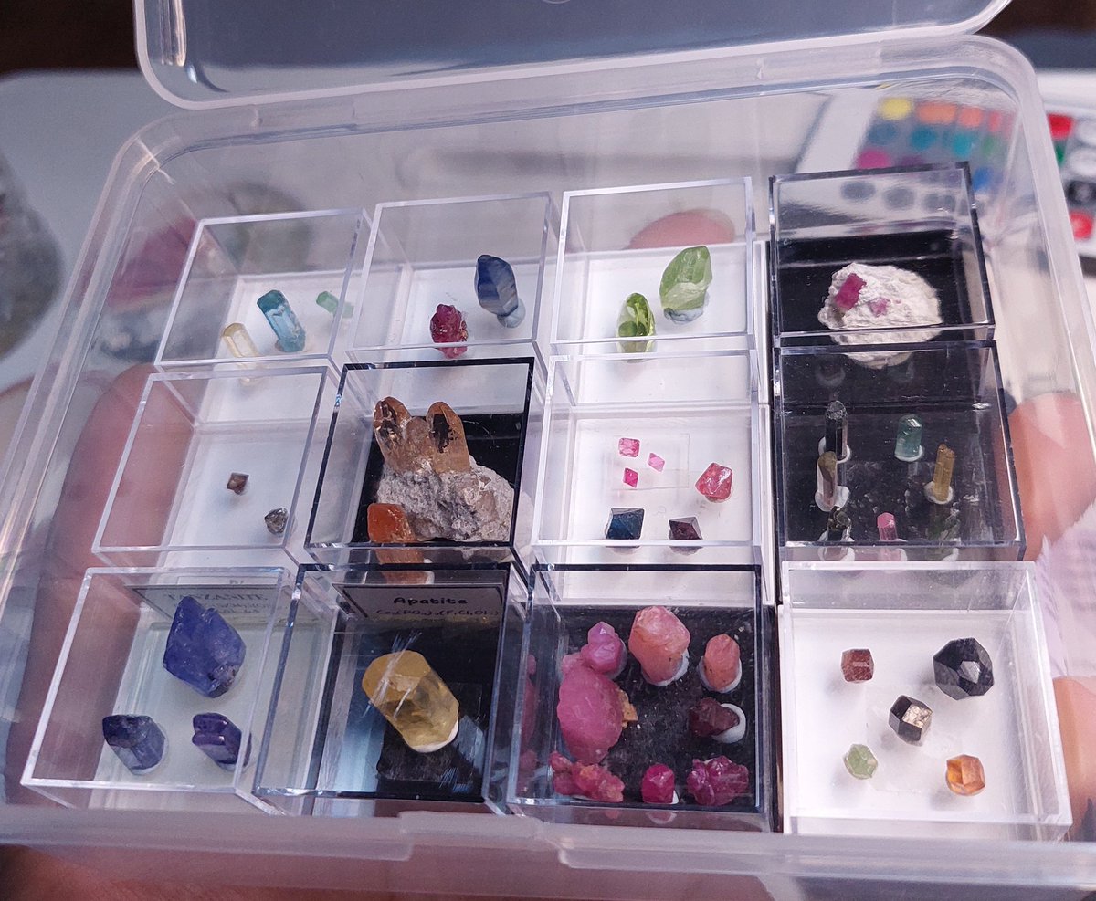 GeeksCrystal's tweet image. 보파트가 들고다니기 너무 커서 휴대용으로 자석 이용해서 이렇게 만드니까 이 크기에 12개 들어가네