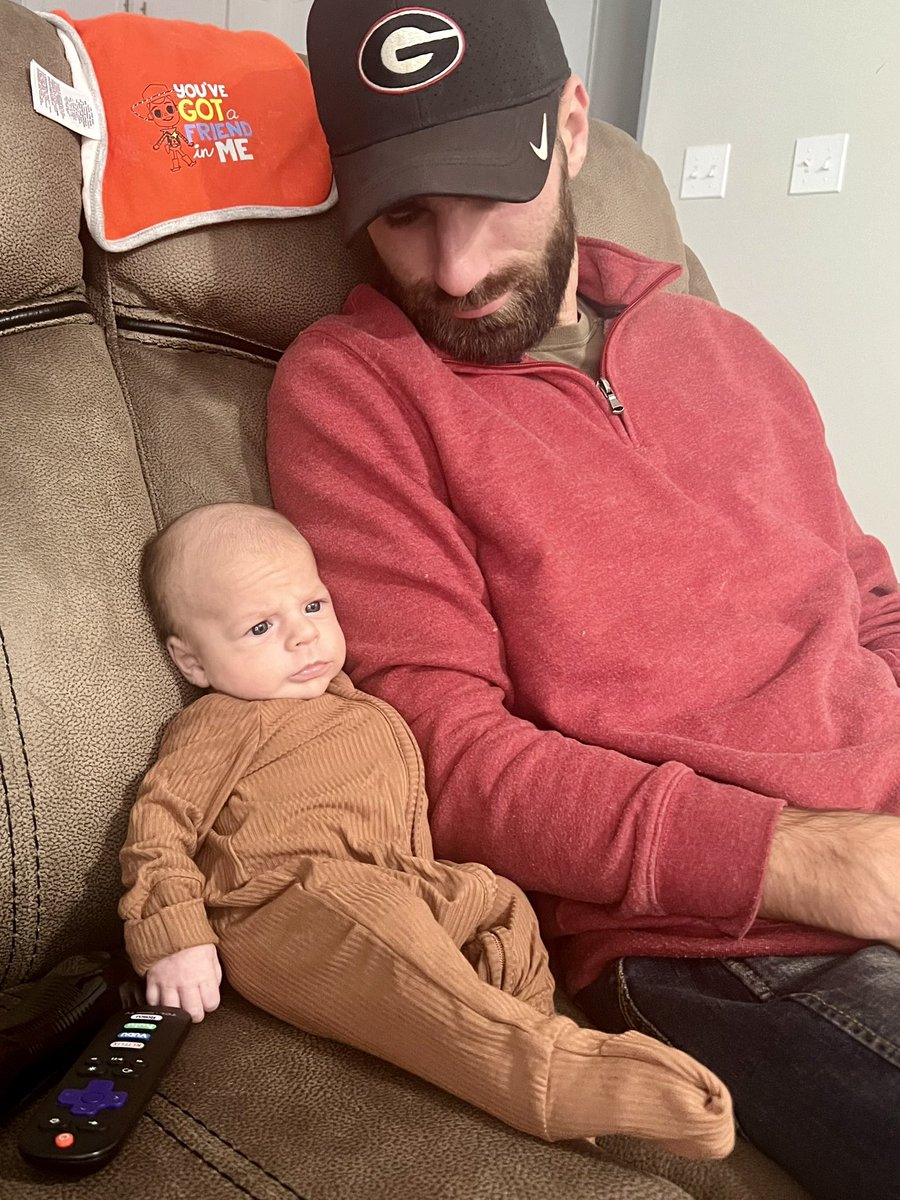 Nash Potato weights 7 pounds 14 ounces. Newborn clothes are still a bit big on him, as you can see, but we’re getting there. Can’t believe he’s almost 2 months old 🤎🥲