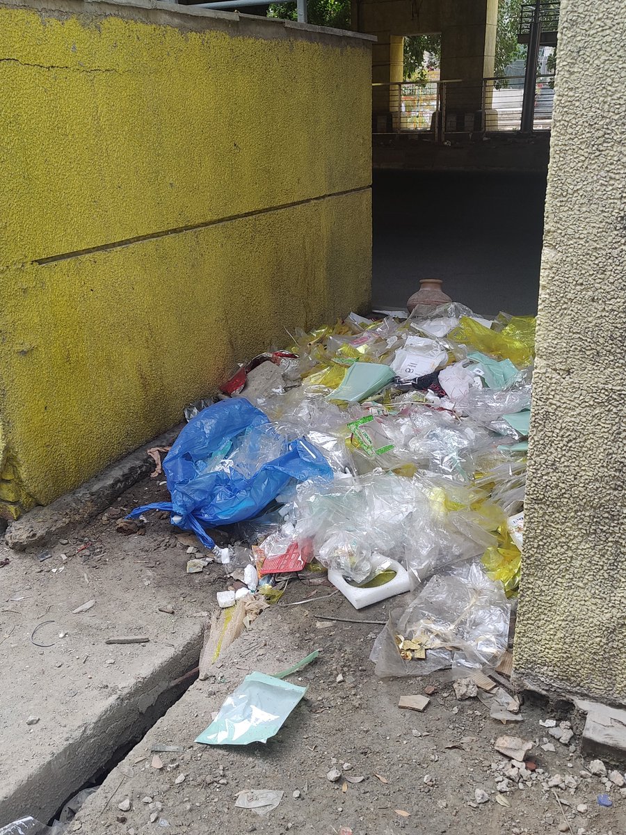 kd_rwapitampura's tweet photo. @DelhiComplaint @MCD_Delhi @CPCB_OFFICIAL @DelhiComplaint @MCD_Delhi @DCkpzon @LtGovDelhi . Situation Below Kohat metro Station.. No one Listen... When MCD don't listen to LG orders.. How can they listen Comman man Complaint... https://t.co/mOIour5CPr