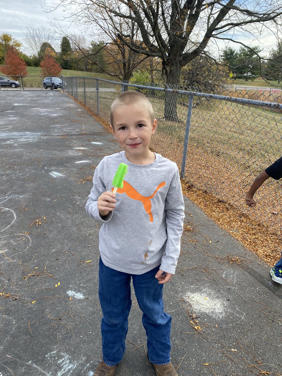 MrsU_1stGrade's tweet photo. Look at these smiles! 🙂 A beautiful day for a sweet treat! Thank you @pto_heritage! We are grateful! ❤️#HECSwalkathon #HECSmagic @HeritageECS https://t.co/2PwXwszEQR
