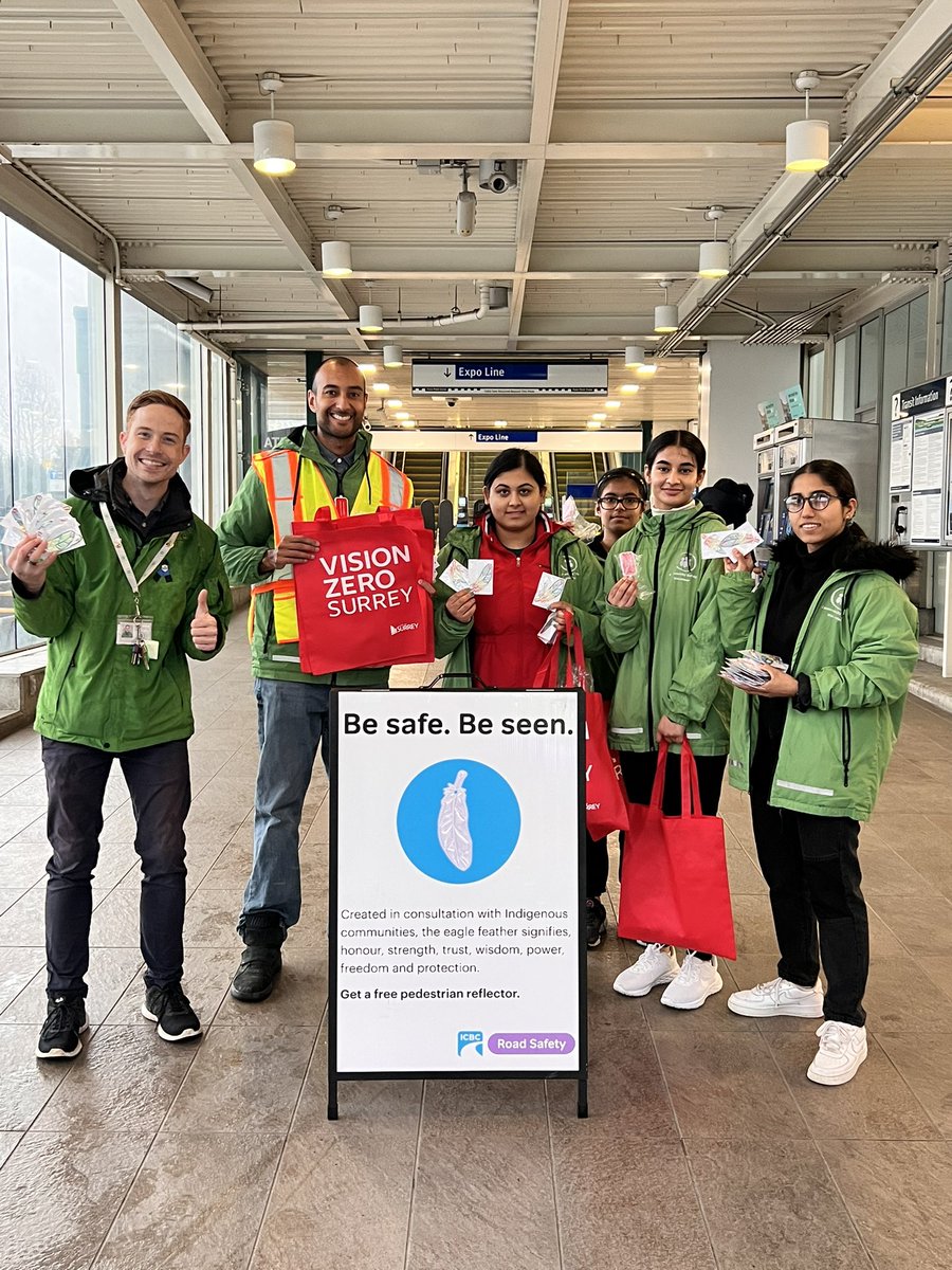 RoadSafetyJo's tweet photo. It’s that time of year…Raining, dark out, black clothing….all contributing factors as to why drivers might not see pedestrians. @PreventCrimes  @SurreyRCMP @TransitPolice @surreyps with @icbc handing out reflectors and #VisionZeroSurrey flashing lights. #ShareTheRoadBC 👏🏼👏🏼 https://t.co/KqWAGpKl3d