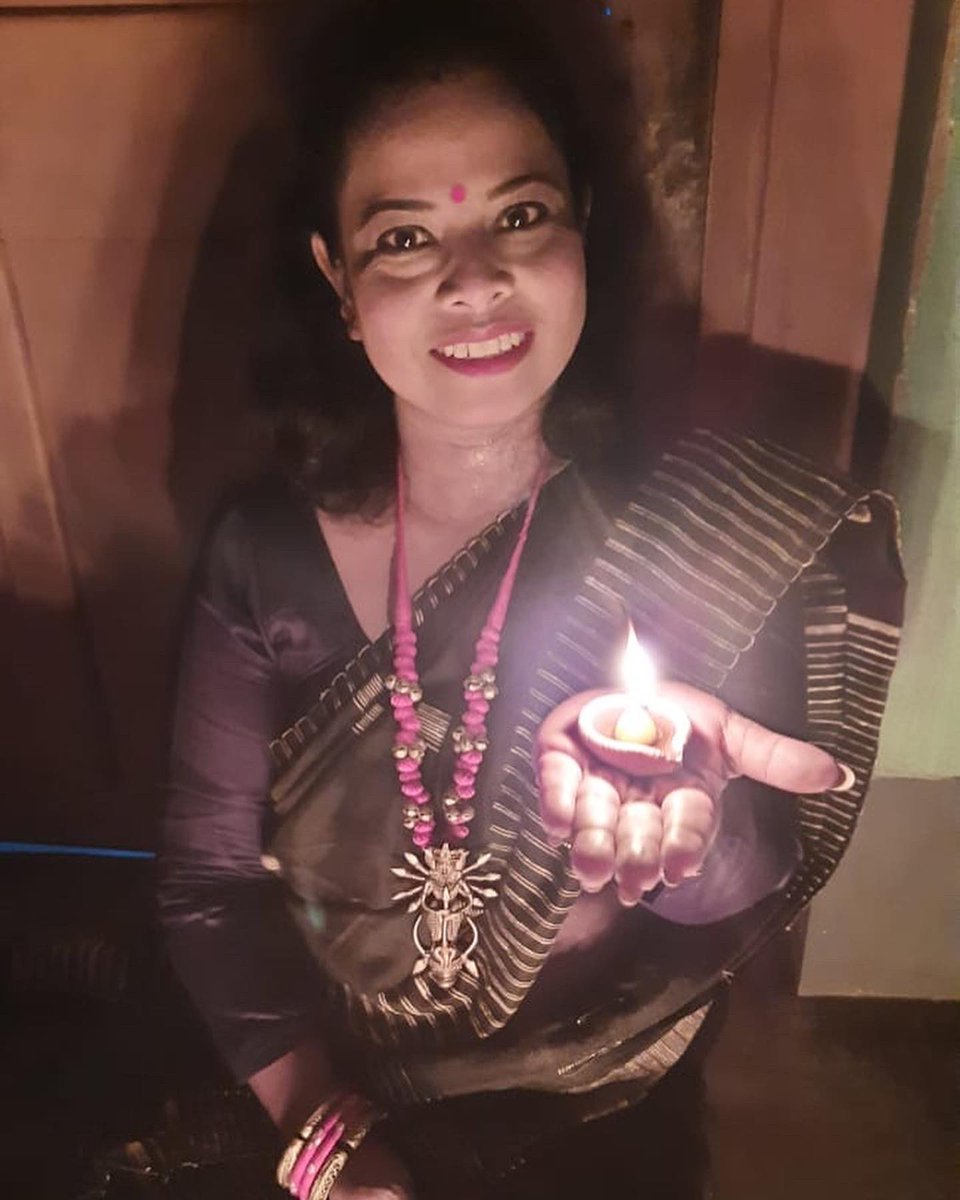 10 yrs old Aronyatesh Ganguly , a master photographer clicks beautiful pics of his lovely Mom Kaveri Ganguly celebrating Diwali in Kolkata, superb framing and composition Aronyatesh Kaveri Ganguly
#cancersurvivors #diwali #diwalidiyas #diwalirangoli #photooftheday #photography