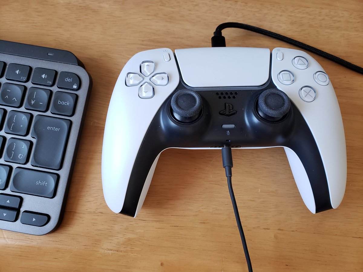 DualSense Edgeが話題ですが。ご覧ください。先走ってコントローラーだけでもと購入したが、PS5本体が手に入らず、いまだに一度もPS5に接続されたことがないDualSenseです笑