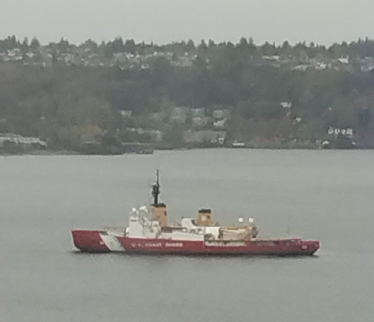 Nice view of the @USCG Polar Star from my office today. Just gotta love a great old lady weathering the conditions. Helluva a ship!!! Last one of it's kind #SemperParatus @USCGPacificNW #wawx