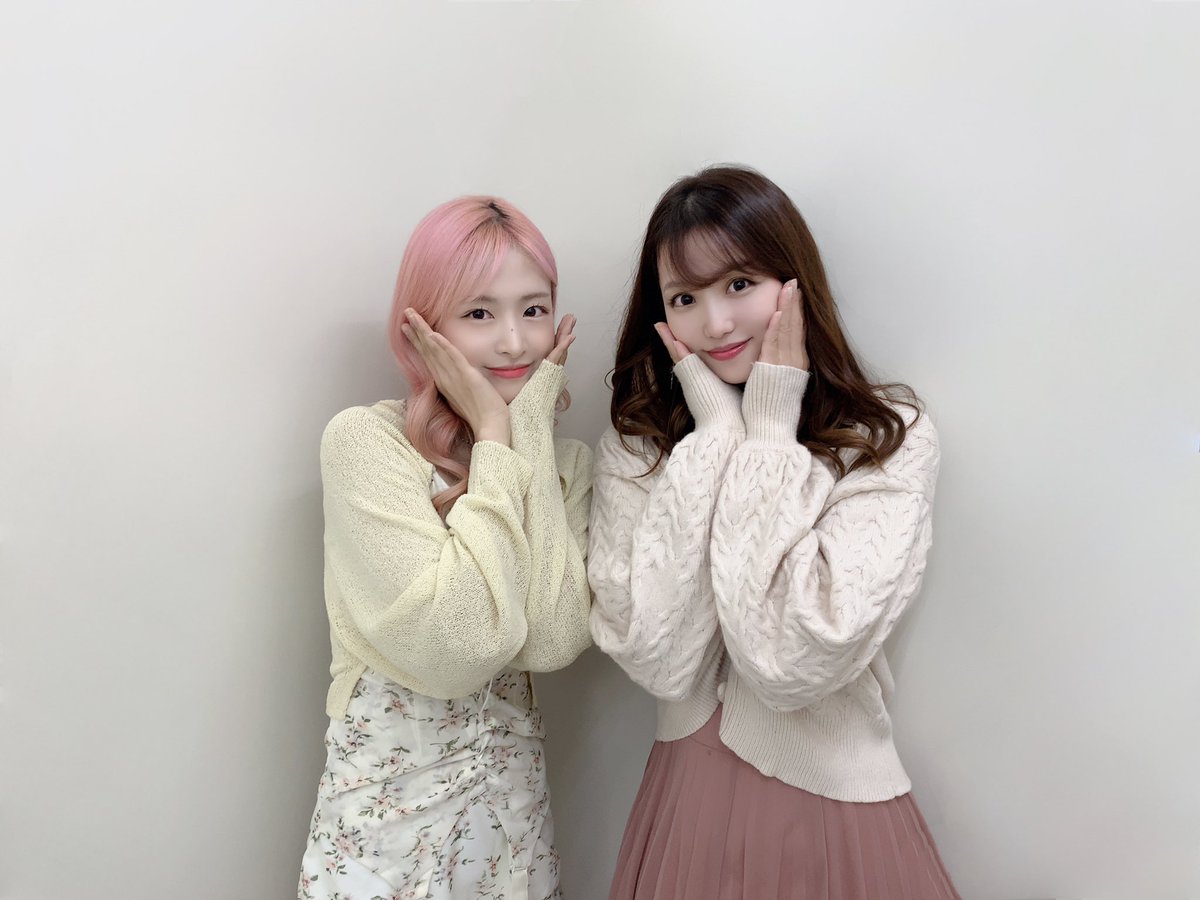 kazue_akita's tweet photo. キム・チェウォンさん（ex.#APRIL ）の日本デビューシングル「TOMORROW」のリリースイベントに行ってきました💓

とっても可愛くてキラキラしてて優しくて🥰横浜ベイホールでご一緒した事も覚えて下さってて嬉しかったなぁ🎤

#TOMORROW #KimChaeWon https://t.co/XVRt6S6c6o