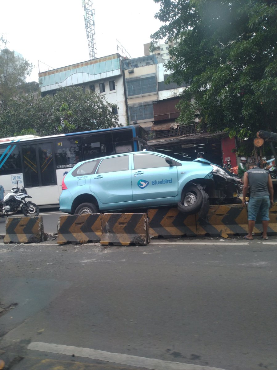 yeri_2010's tweet photo. @RadioElshinta kecelakaan taxi di flyover pesing arah ke cengkareng. Utk kendaraan sementara tdk bs naik ke flyover https://t.co/w2FIqGQzFi