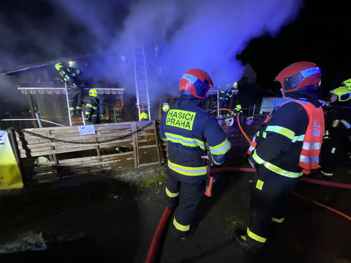 HasiciPraha's tweet photo. Plamenné hoření se podařilo dostat pod kontrolu. Stále probíhají hasební práce pomocí několika vodních proudů. Z objektu bylo vyneseno 5 tlakových lahví. https://t.co/vZ6ZK3ywm1