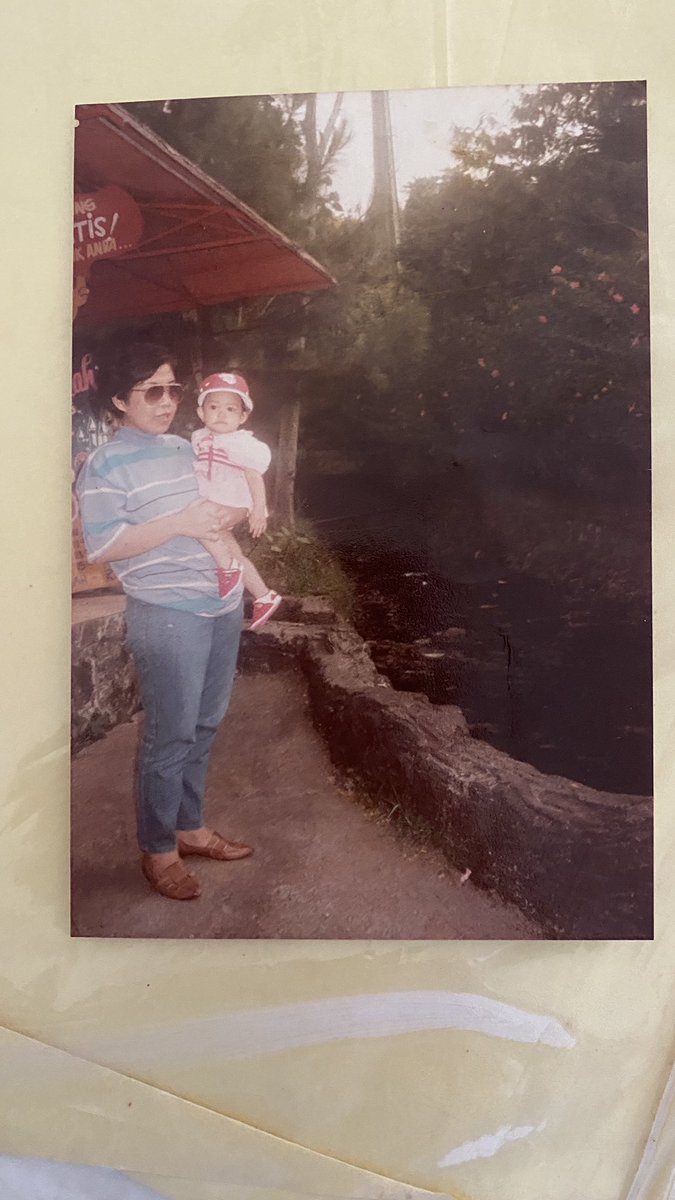 1 dari sekian banyak berkah hidupku dipanggil pulang pemilik sejatinya. Air mata ini ga berenti2 bukan karena gak ikhlas, tp krn ada begitu banyak kebaikan yg blm sempat kubalas. Selamat berpulang bude, nanti kita guyon2 lagi di sana sambil makan nasi goreng. Maturnuwun Gusti. 🥀