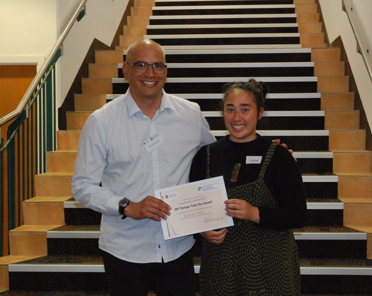 ERI Co-Director Tim Manukau presents inaugural ERI award for the best promotion of #Mātauranga Māori to Siobhan Nuri at the University of Waikato (<a href="/waikato/">The University of Waikato 🎓</a>) School of Science (<a href="/waikatoscience/">Te Aka Mātuatua - School of Science</a>) Postgraduate Conference 2022.