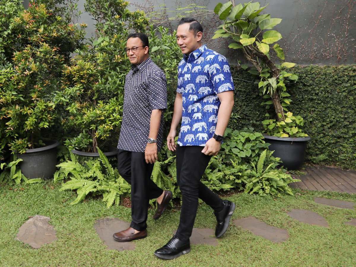 AgusYudhoyono's tweet photo. Sore hari kemarin (25/10), saya berkunjung ke kediaman sahabat saya, Mas @aniesbaswedan . Ini adlh kunjungan pertama saya ke kediaman beliau. Meski kami sdh sering bertemu, bertukar pikiran &amp; gagasan sebelumnya, namun silaturahmi kemarin sangat penuh rasa kekeluargaan. https://t.co/okxmnMhXN3